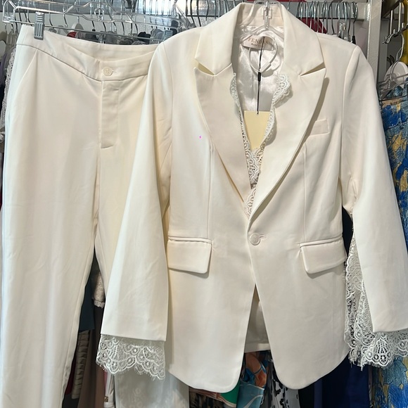 FENDAS White Pantsuit w Lace Design Trim 34/XS - Picture 1 of 16